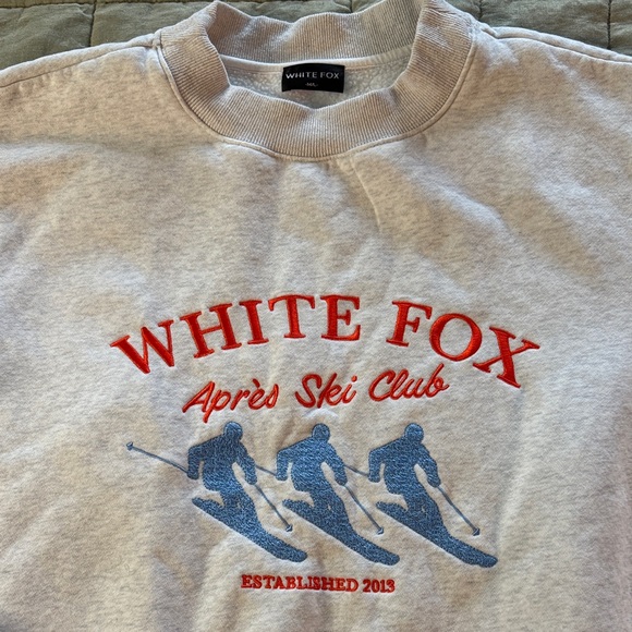 White Fox Après Ski Club Embroidered Crewneck Sweatshirt M/L Gray Ski Graphic - Picture 2 of 5
